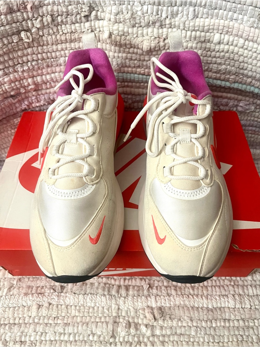 Nike Air Max Verona Women’s Size 8
CZ6156 100